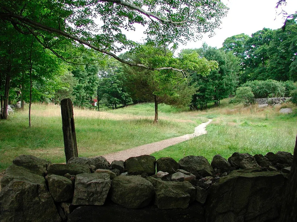 A path leads out into a field toward the house and studios. (2b13c7ee-155d-451f-675e-2ae63bb151fb)