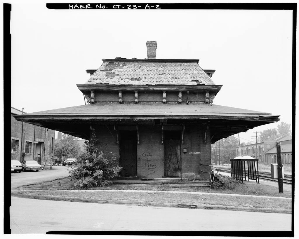 VIEW, LOOKING NORTH, SOUTH SIDE - Hartford & New Haven Railroad, Depot, 35 Central Street, Windsor, Hartford County, CT