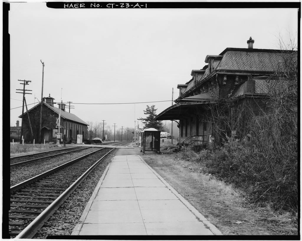 1.  VIEW, LOOKING SOUTH, SHOWING PROXIMITY OF RAILROAD DEPOT TO FREIGHT DEPOT - Hartford & New Haven Railroad, Depot, 35 Central Street, Windsor, Hartford County, CT · October 1985 (individual day not consistently specified in the caption index)