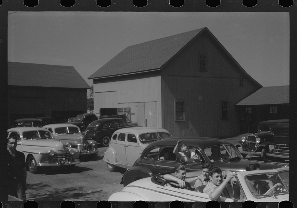 Workers leaving the East Hartford aircraft plant · 1941 May.